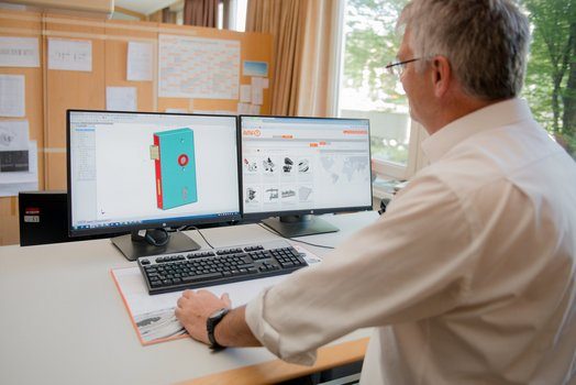 SOLIDWORKS-Arbeitsplatz mit zwei Bildschirmen in der Konstruktion von AMF