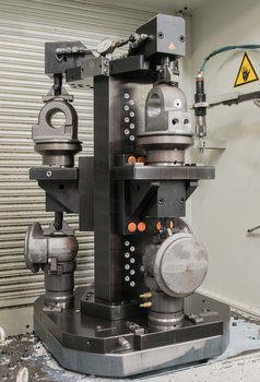 Spannturm mit hydraulischer Spanntechnik und Nullpunkt-Spannsystem