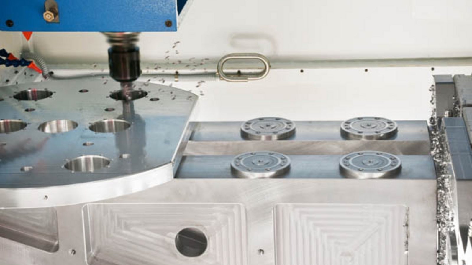 Nullpunkt-Spannmodule von AMF auf einem Maschinentisch